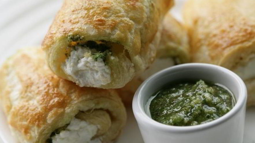 Рецепт закуски из козьего сыра с соусом песто