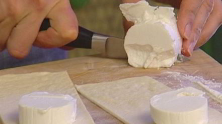 Рецепт закуски из козьего сыра с соусом песто