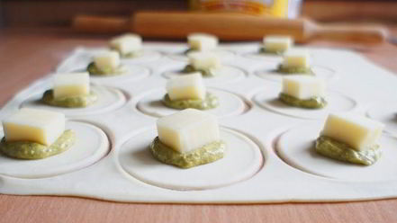 Рецепт закусочных кнопок с соусом песто и моцареллой
