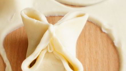 Рецепт закусочных кнопок с соусом песто и моцареллой