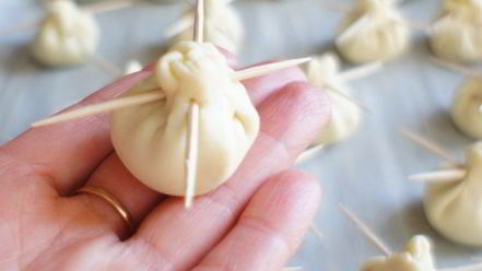 Рецепт закусочных кнопок с соусом песто и моцареллой