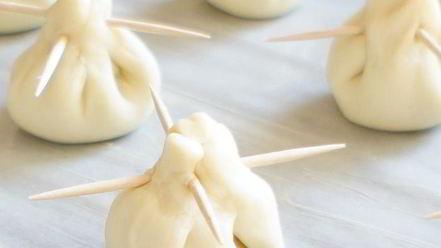 Рецепт закусочных кнопок с соусом песто и моцареллой