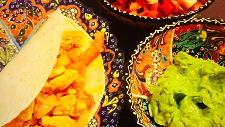 Рецепт фахитас с курицей с соусами сальса и гуакамоле