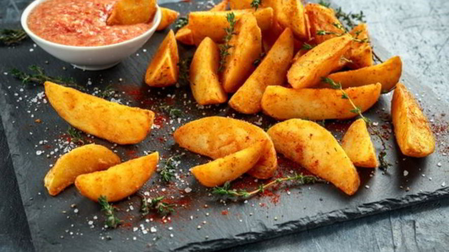 Рецепт хрустящего картофеля с соусом сальса и кокосовой стружкой