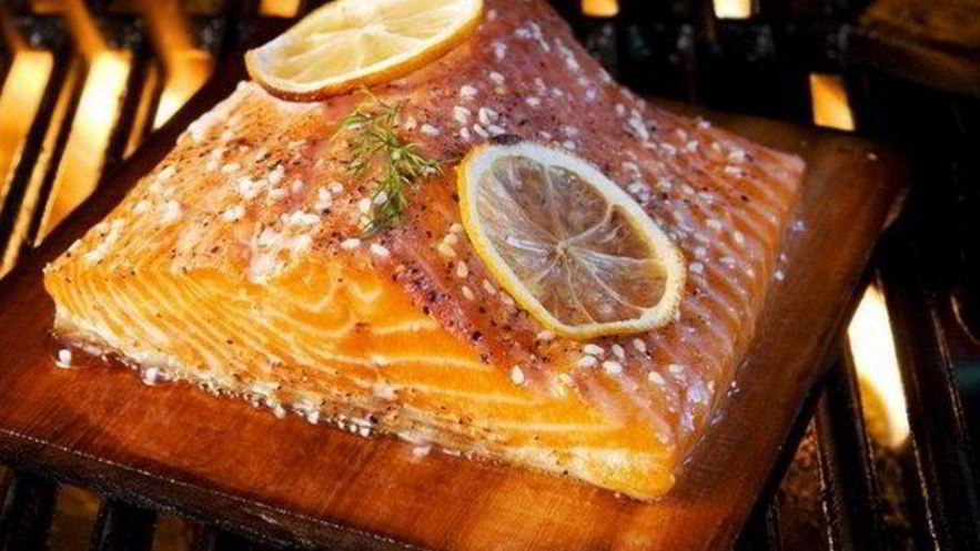 Рецепт копченого филе лосося и сальса из авокадо