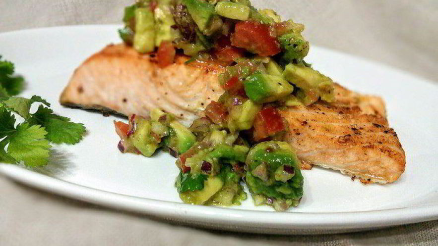 Рецепт лосося с соусом сальса из авокадо