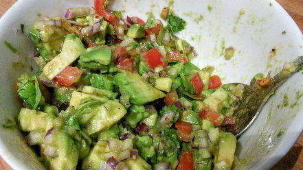 Рецепт лосося с соусом сальса из авокадо