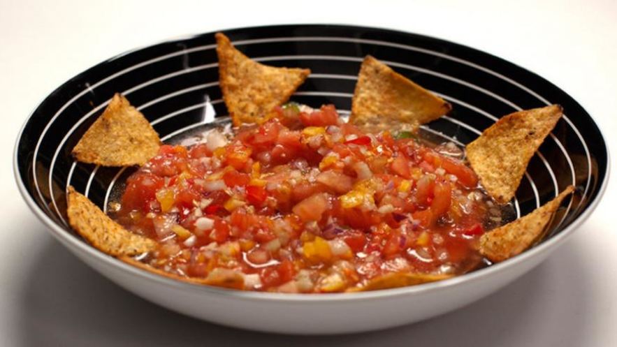 Рецепт мексиканской сальсы с кукурузными чипсами