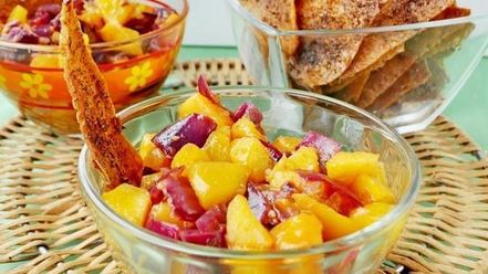 Рецепт персиковой сальсы с чипсами из лаваша