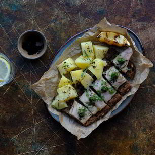 Рецепт Скумбрии на бородинских тостах с соусом сальса верде