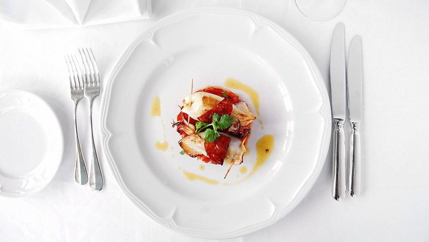 Рецепт фаршированных кальмаров на тартаре из томатов