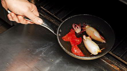 Рецепт фаршированных кальмаров на тартаре из томатов