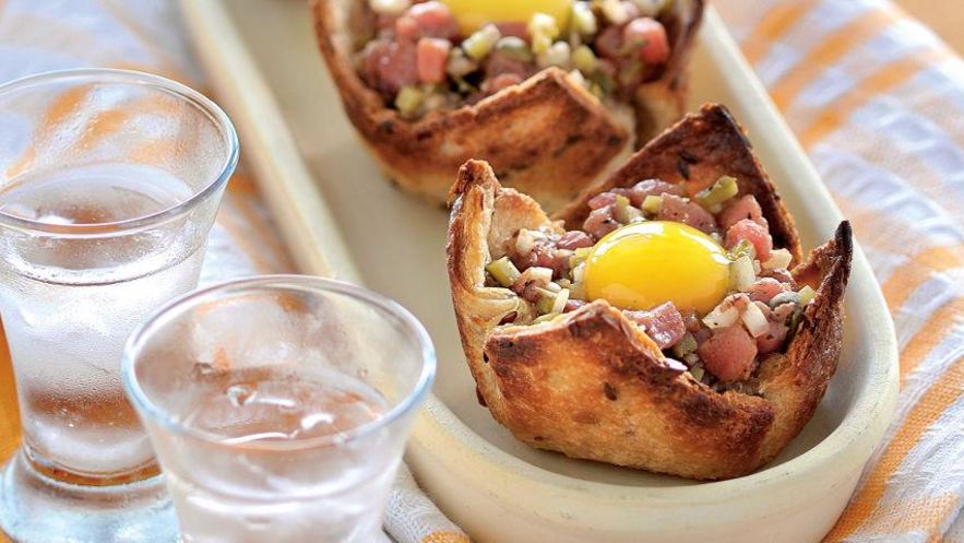 Рецепт стейка тартар с перепелиным яйцом в корзиночках из тостов