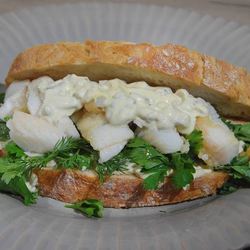 Рецепт Сэндвича с рыбными пальчиками и тартаром