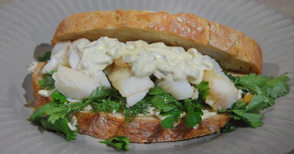 Тартар блюдо. Тар тар из сёмги и авокадо. Рыба с тартаром. Лосось с соусом тартар. Тартар рыба.