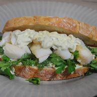 Рецепт Сэндвича с рыбными пальчиками и тартаром