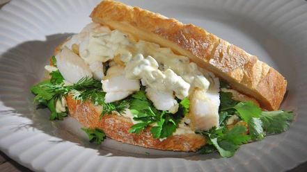 Рецепт сэндвича с рыбными пальчиками и тартаром