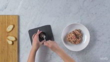 Рецепт тартара из чоризо с сыром и томатами