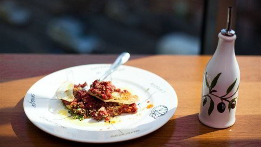 Рецепт тартара из филе молодого бычка с овощами и дижонской горчицей