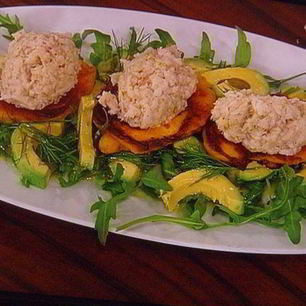 Рецепт Тартара из форели на блинчиках из батата, авокадо-рукола салат