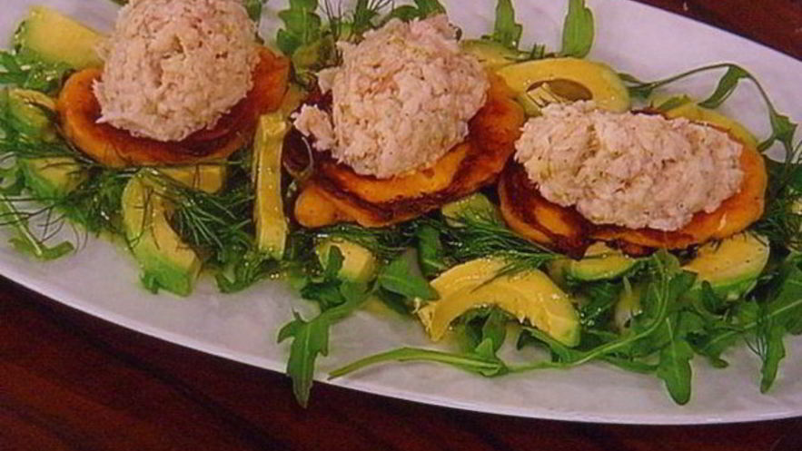 Рецепт тартара из форели на блинчиках из батата, авокадо-рукола салат