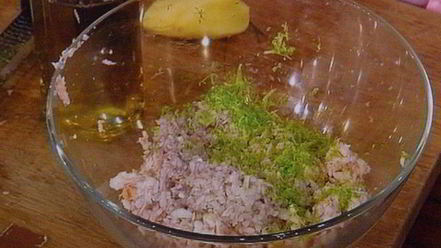 Рецепт тартара из форели на блинчиках из батата, авокадо-рукола салат