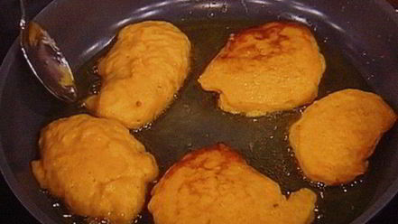 Рецепт тартара из форели на блинчиках из батата, авокадо-рукола салат