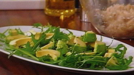 Рецепт тартара из форели на блинчиках из батата, авокадо-рукола салат