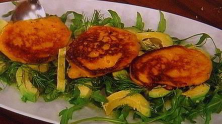 Рецепт тартара из форели на блинчиках из батата, авокадо-рукола салат