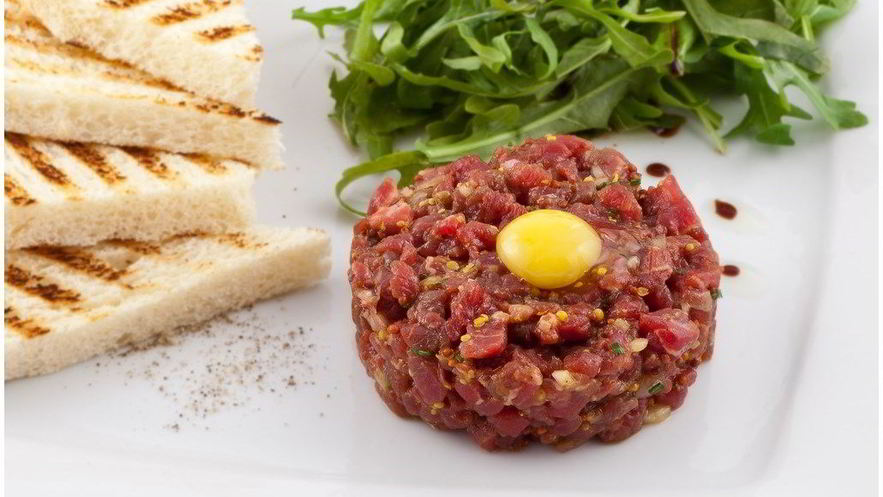 Рецепт тартара из говядины с каперсам, грибами и красным луком