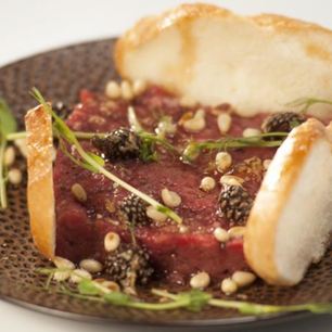 Рецепт Тартара из говядины с шишковым вареньем