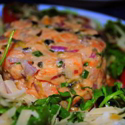 Рецепт Тартара из лосося с салатом Рукола-помидоры