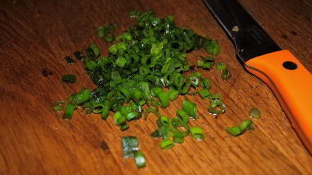 Рецепт тартара из лосося с салатом рукола-помидоры