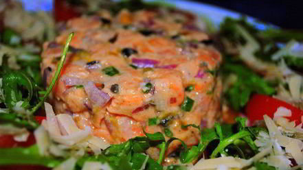 Рецепт тартара из лосося с салатом рукола-помидоры