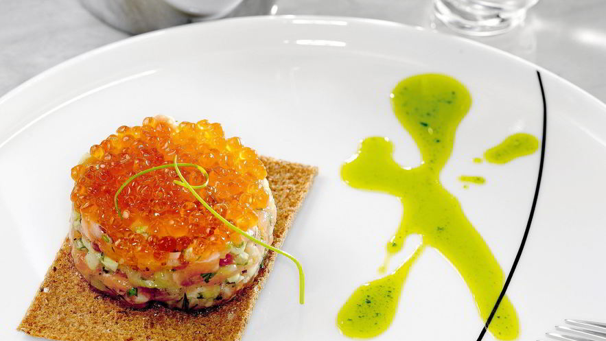 Рецепт тартара из лосося с огурцами и икрой