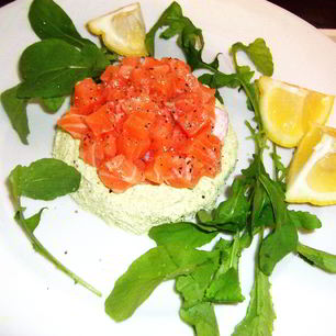 Рецепт Тартара из лосося со сливочным кремом и авокадо