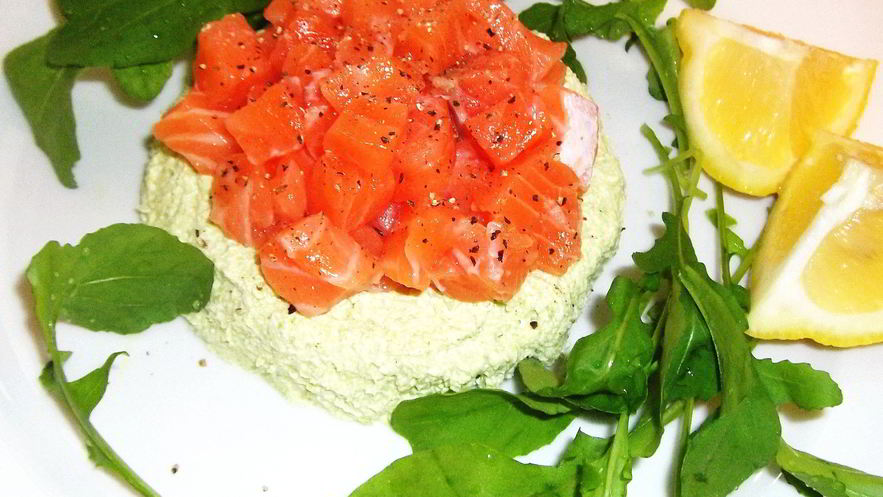 Рецепт тартара из лосося со сливочным кремом и авокадо