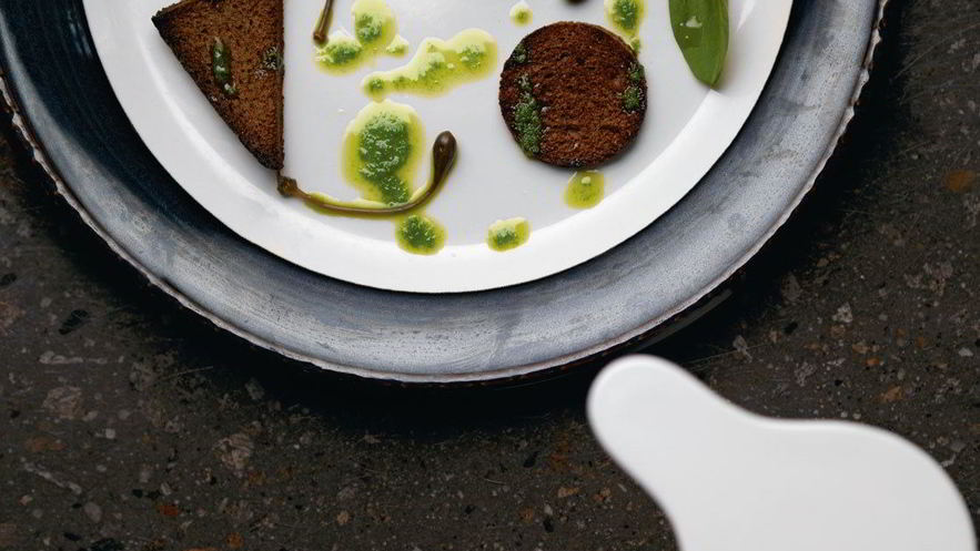 Рецепт тартара из страуса со сливочным хреном, щавелем, каперсами и ржаными сухарями