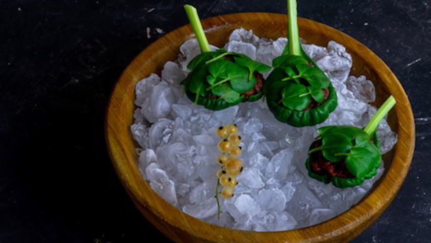 Рецепт тартара из ягненка с белой смородиной и земляникой