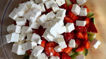 Рецепт тартара с клубникой, огурцом и брынзой