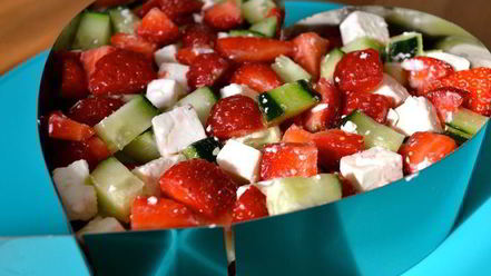 Рецепт тартара с клубникой, огурцом и брынзой