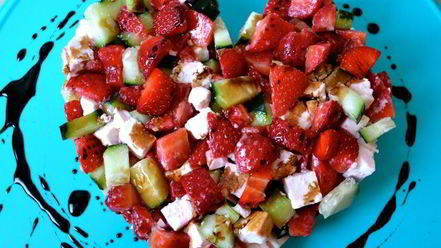 Рецепт тартара с клубникой, огурцом и брынзой