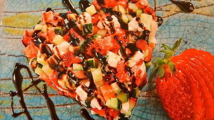 Рецепт тартара с клубникой, огурцом и брынзой