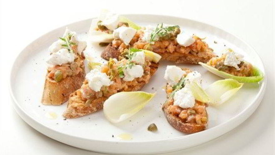 Рецепт тостов с тартаром из лосося и рикоттой