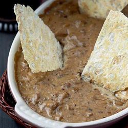 Рецепт Горячего сырного соуса с цесаркой и домашними чипсами