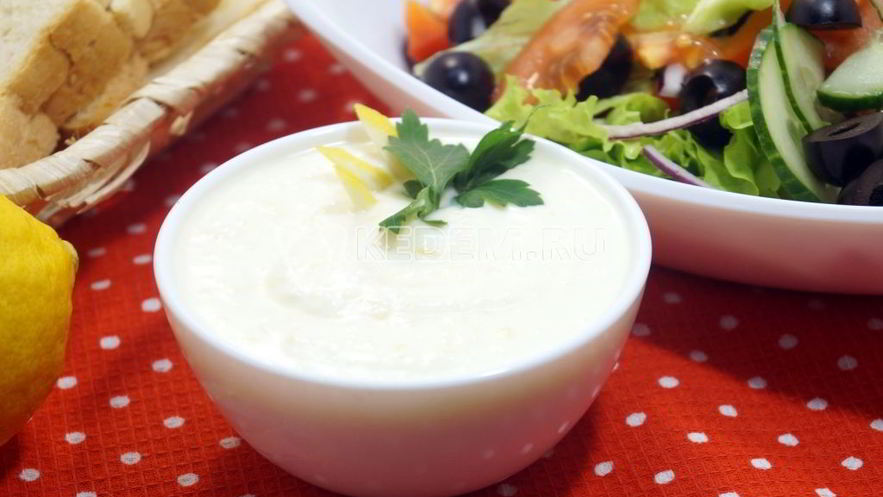 Рецепт сырного соуса-заправки для салатов