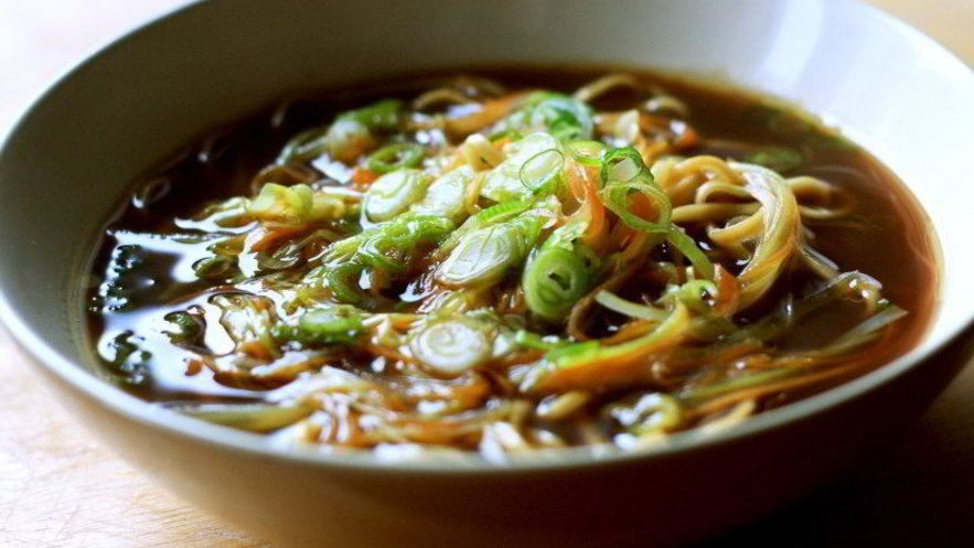 Рецепт азиатского супа с яичной лапшой