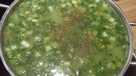 Рецепт семейного зеленого борща с улитками