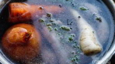 Рецепт базового куриного бульона с перепелиными яйцами