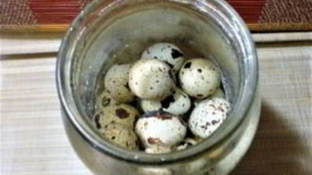 Рецепт базового куриного бульона с перепелиными яйцами